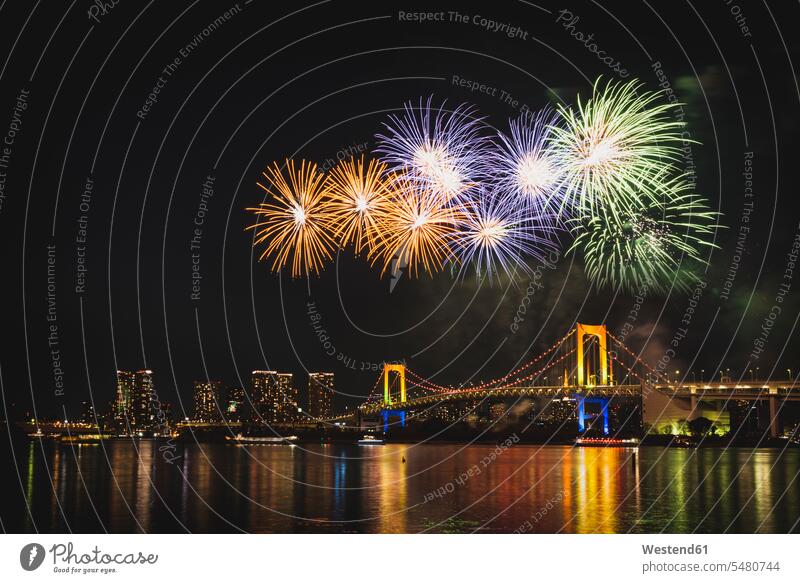 Japan, Tokio, Odaiba, Feuerwerk über der Regenbogenbrücke beleuchtet Beleuchtung Gebäude Außenaufnahme draußen im Freien Silvester Sylvester Großstadt
