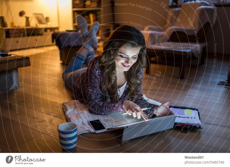 Junge Frau arbeitet zu Hause mit einem digitalen Tablet Drahtlose Technologie drahtlose Verbindung Drahtlose Kommunikation schnurlose Verbindung Zuversicht