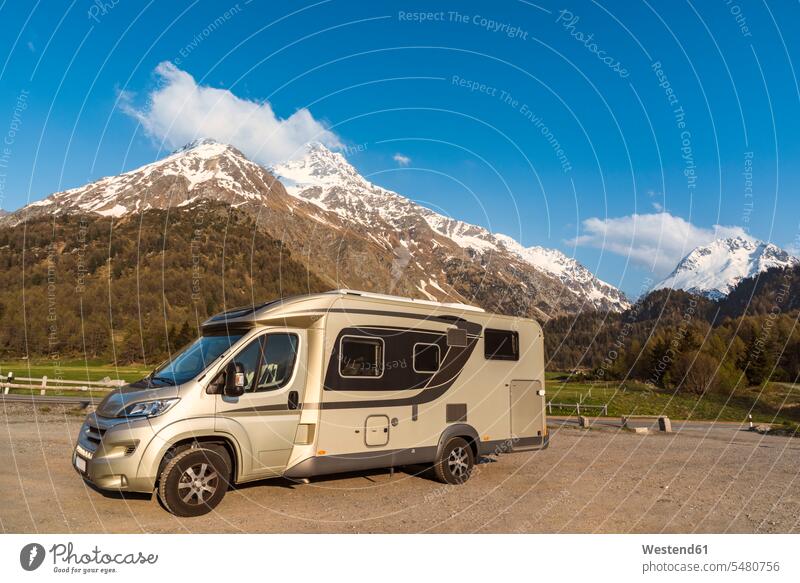 Schweiz, Graubünden, Karawane vor den Schweizer Alpen, Parc Ela Wolke Wolken Wohnwagen Campingwagen Caravan Campen zelten Wohnmobil Reisemobil Camper Wohnmobile