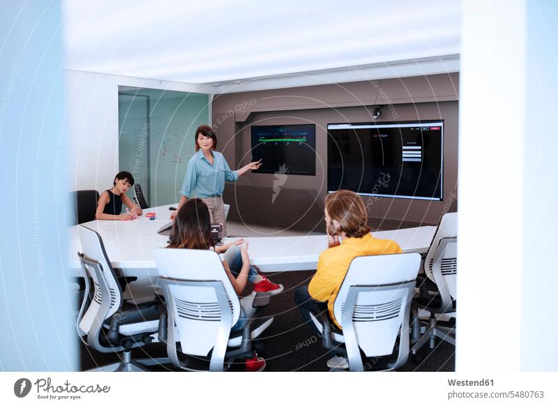 Geschäftsleute bei einer Besprechung in einem futuristischen Büro Zukunft Future Visionär Schulung Lehrgang Office Büros professionell Professionalität lernen