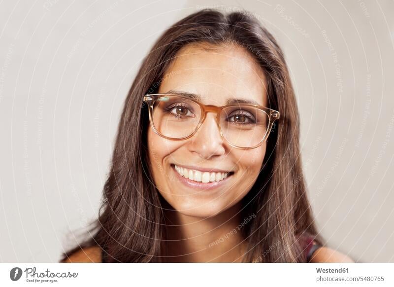 Porträt einer lächelnden Frau mit Brille Portrait Porträts Portraits Brillen weiblich Frauen Erwachsener erwachsen Mensch Menschen Leute People Personen