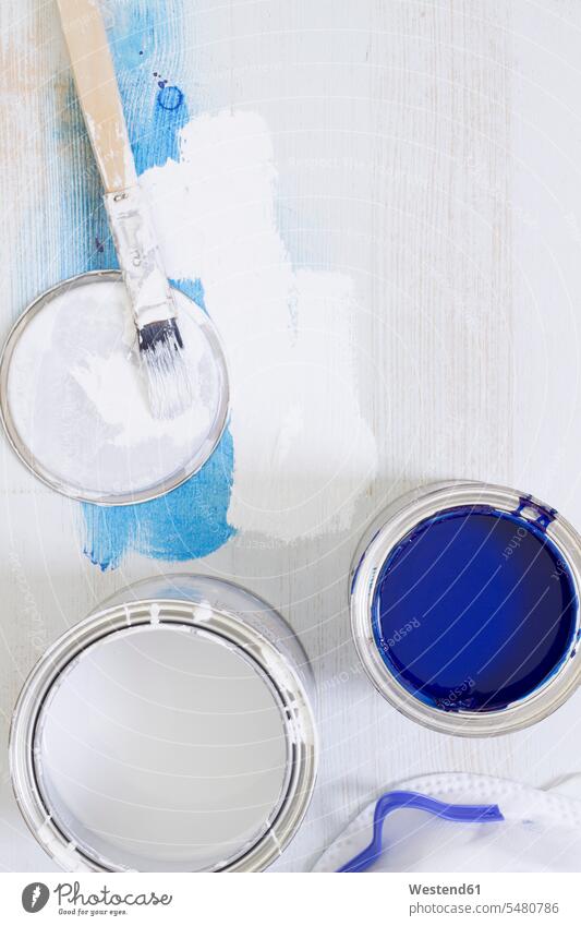 Gebrauchte Pinsel und Farbdosen mit blauem und weißem Lack gebraucht verbraucht benützt benutzt heller Hintergrund Deckel Farbe Anstrich Farben Anstriche