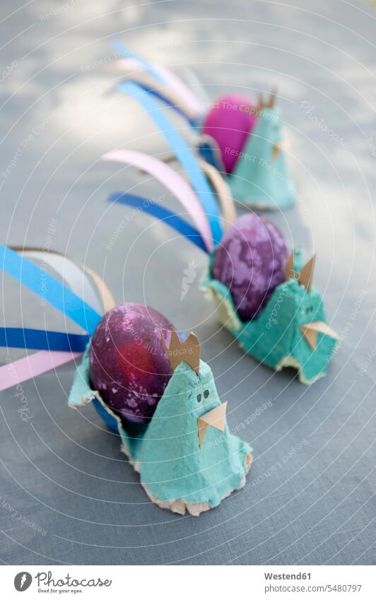 Osterdekoration mit gefärbten Eiern und selbstgemachten Eierbechern Osternest lila lilafarben violett Do-it-Yourself DIY Tierdarstellung Kreativität dekorativ