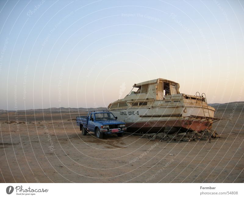 Mein Boot, mein Auto, mein .... Wasserfahrzeug kaputt Haus Meer Wüste PKW alt Sand Hafen Himmel Niveau