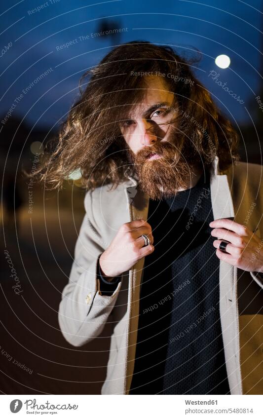 Porträt eines stilvollen jungen Mannes im nächtlichen Freien in der Stadt Männer männlich Nacht nachts Vollbart Vollbärte Bärte Bart Erwachsener erwachsen