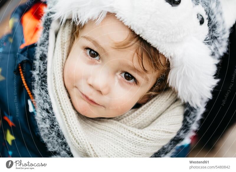 Porträt eines kleinen Jungen in warmer Kleidung Europäer Kaukasier Europäisch kaukasisch Freizeitkleidung casual Freizeitbekleidung lächeln