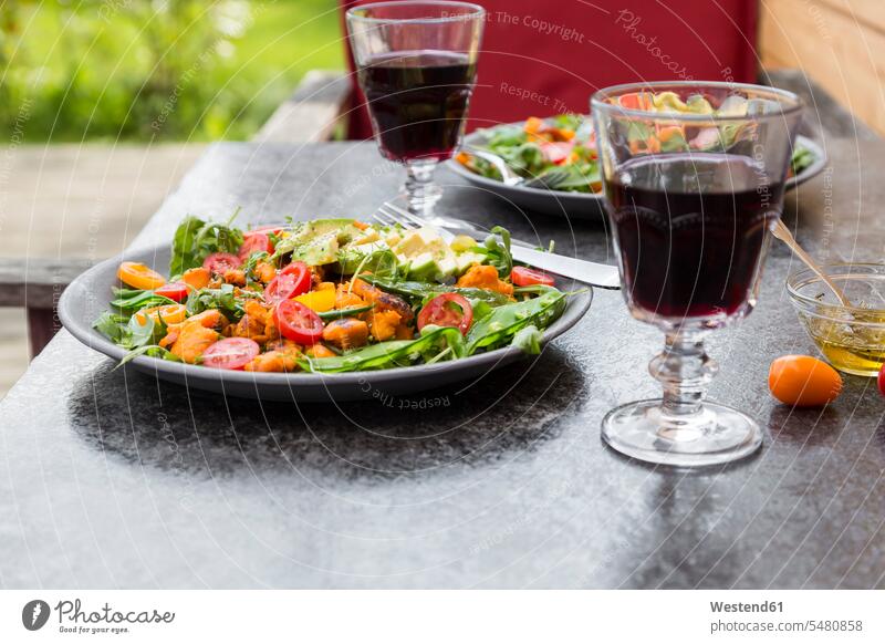 Salat- und Rotweingläser Weinglas Weingläser Gesunde Ernährung Ernaehrung Gesunde Ernaehrung Gesundheit gesund Rotweinglas Rotweinglaeser Teller Rucola Rauke