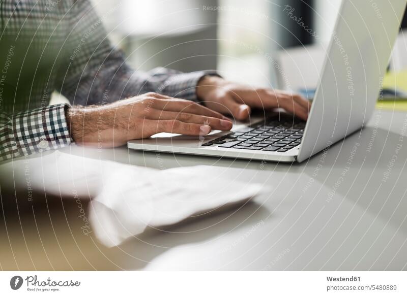 Junger Mann benutzt Laptop am Schreibtisch im Büro Beruf Berufstätigkeit Berufe Beschäftigung Jobs Drahtlose Technologie drahtlose Verbindung