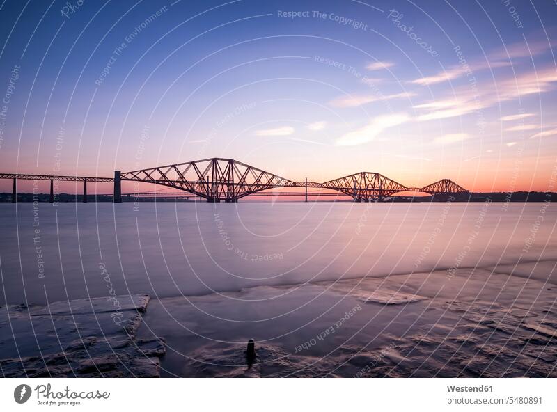 Großbritannien, Schottland, Fife, Edinburgh, Mündung des Firth of Forth, Forth Bridge, Forth Road Bridge und Queensferry Crossing im Hintergrund bei Sonnenuntergang