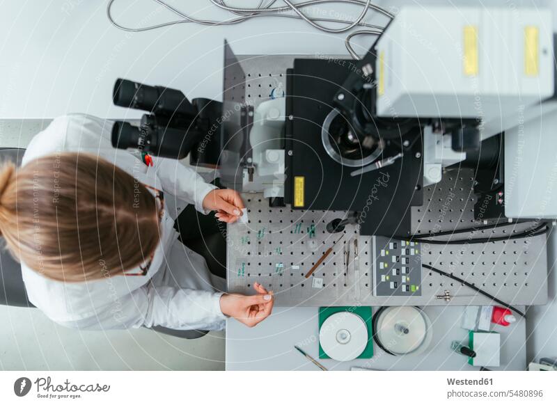 Labortechniker in einem modernen Labor Laborantin Laborantinnen untersuchen prüfen Frau weiblich Frauen arbeiten Arbeit Labore Laboranten Wissenschaft