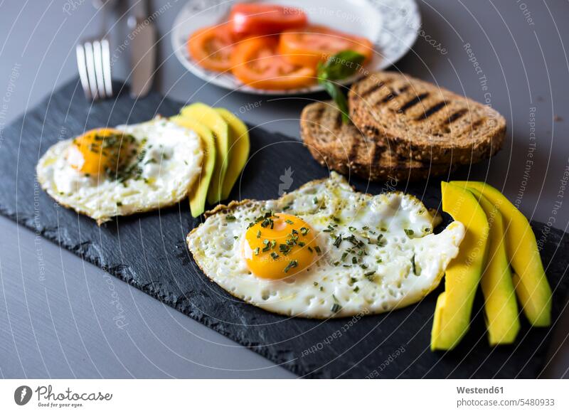 Frühstück mit Eiern, Avovados, Tomaten und geröstetem Brot Niemand Avocado Avocados Persea americana Gesunde Ernährung Ernaehrung Gesunde Ernaehrung Gesundheit