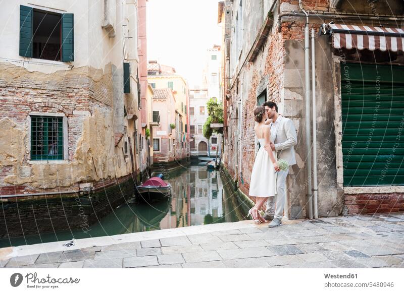 Italien, Venedig, küssendes Brautpaar Brautleute Brautpaare Küsse Kuss Ehepaar Ehepaare Ehen Mensch Menschen Leute People Personen glücklich Glück