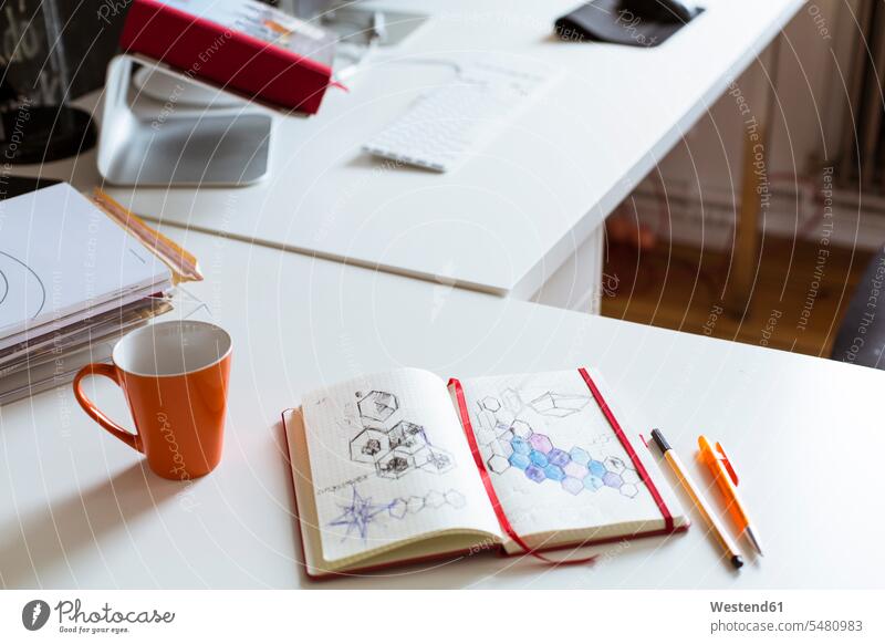 Notizbuch mit Skizze und Tasse Kaffee auf dem Schreibtisch im Büro Zeichnung Zeichnungen Kaffeetasse Kaffeetassen Notizbücher Notizbuecher Office Büros Tisch