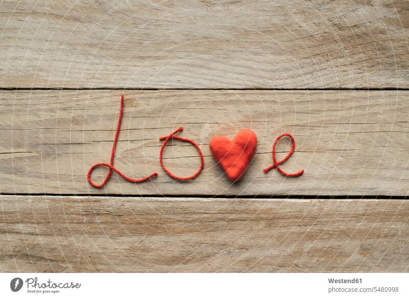 Das Wort "Liebe", gebildet aus roten Fäden und einem Herz Idee Ideen Eingebung Liebesherzen herzfoermig herzförmig Herzen Nahaufnahme Nahaufnahmen Großaufnahme