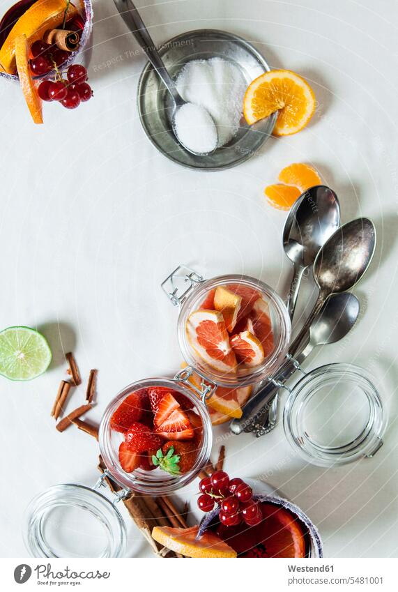 Gläser mit Sangria und Gläser mit verschiedenen Früchten Glas Draufsicht Vogelperspektive von oben Aufsicht Genuss genießen Genuß geniessen Zutaten Zimt