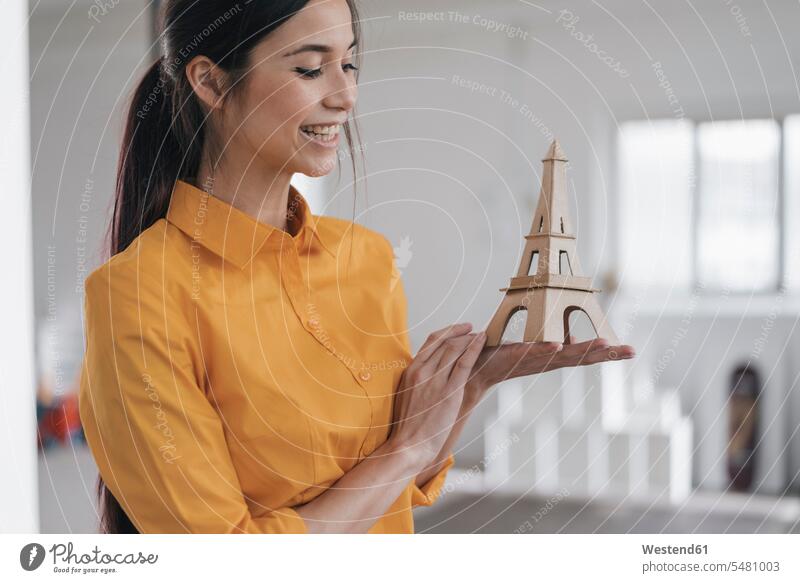 Junge Frau mit Modell des Eiffelturms plant Reise nach Paris weiblich Frauen Travel halten jung Erwachsener erwachsen Mensch Menschen Leute People Personen Turm