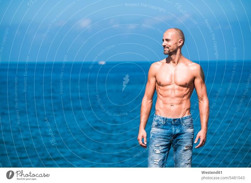 Muskulöser Mann steht vor dem Meer Europäer Kaukasier Europäisch kaukasisch Textfreiraum Spanien Tag am Tag Tageslichtaufnahme tagsueber Tagesaufnahmen