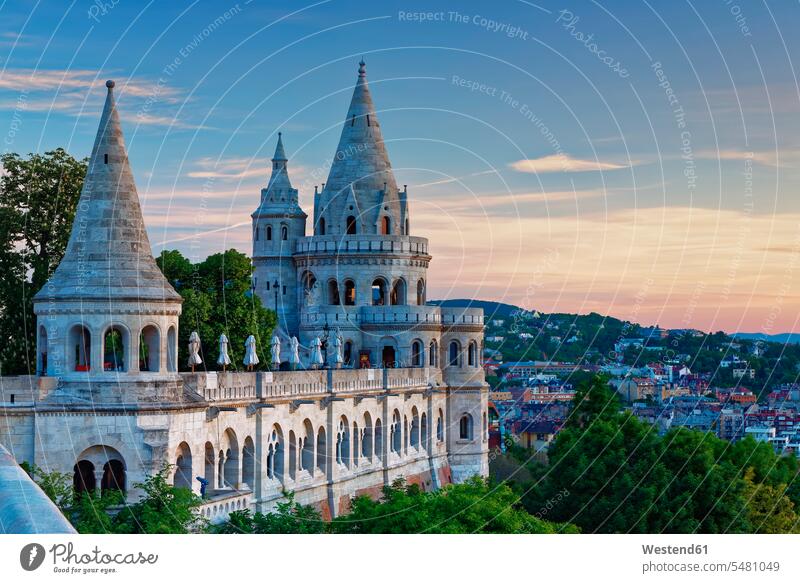 Ungarn, Budapest, Blick auf die Fischerbastei am Abend reisen Travel verreisen Weg Reise UNESCO-Weltkulturerbe UNESCO Weltkulturerbe Welterbe Festung Burg Turm
