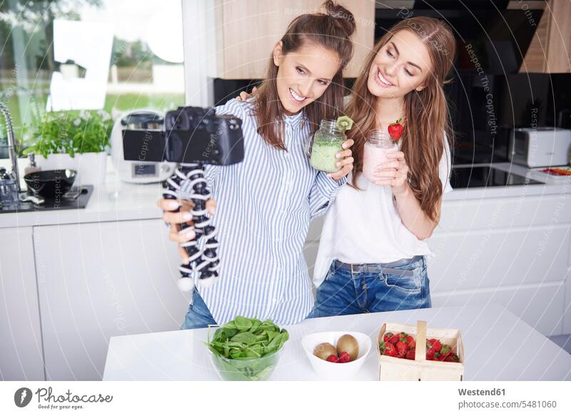 Lebensmittel-Blogger filmen sich selbst beim Trinken von Smoothies Fotokamera Kamera Kameras Küchen Essen Essen und Trinken Food Nahrungsmittel Getraenk