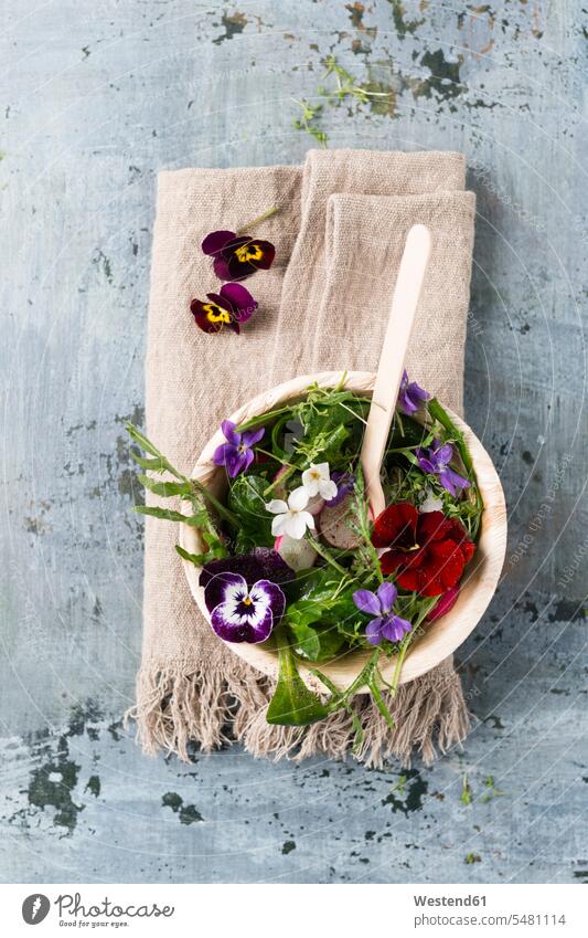 Schüssel Blattsalat mit roten Radieschen, Kresse und essbaren Blüten dekorativ dekorativer dekoratives Gesunde Ernährung Ernaehrung Gesunde Ernaehrung