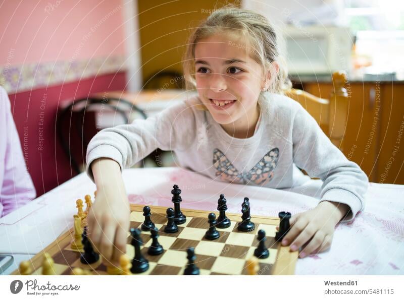Kleines Mädchen spielt Schach weiblich Brettspiel Brettspiele Gesellschaftsspiel Gesellschaftsspiele Spiel Spiele Kind Kinder Kids Mensch Menschen Leute People