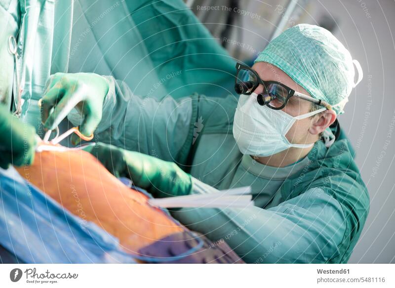 Herzchirurg während einer Herzoperation Herzchirurgie Medizin medizinisch Gesundheitswesen Herzoperationen Chirurgie Operation OP Operationen operieren