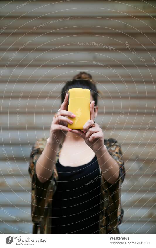 Junge Frau macht ein Selfie mit Smartphone Europäer Kaukasier Europäisch kaukasisch Textfreiraum Drahtlose Technologie drahtlose Verbindung
