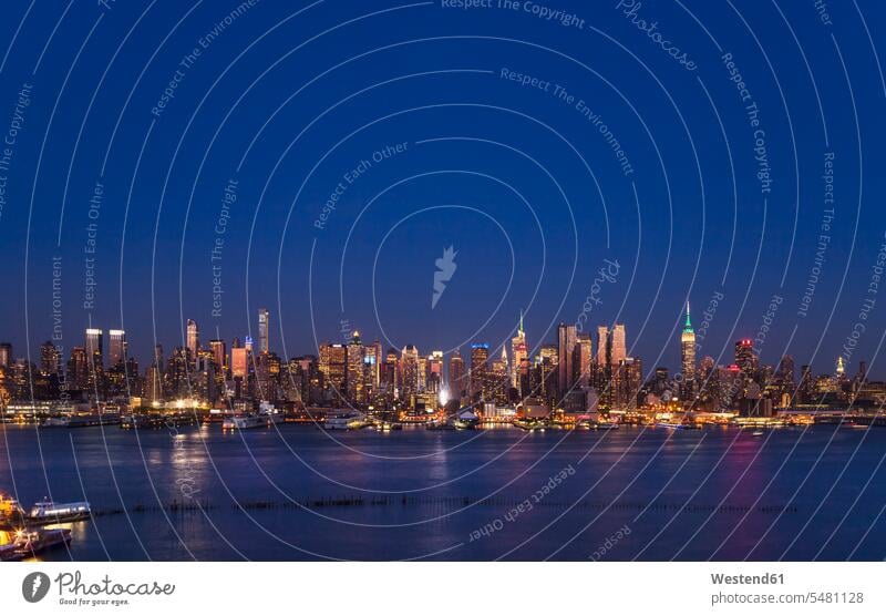 USA, New York City, Blick auf Midtown Manhattan bei Nacht beleuchtet Beleuchtung Nachtaufnahme Nachtaufnahmen nachts Architektur Baukunst Metropole Metropolen