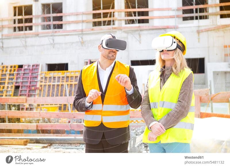 Zwei Personen mit Virtual-Reality-Brille auf der Baustelle Dreiviertelansicht Deutschland virtuell Virtualität Sinne Wearable Wearables Wearable Computer