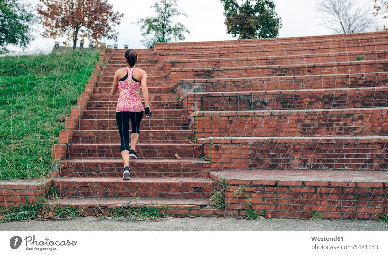 Frau rennt die Treppe hinauf Treppenaufgang laufen rennen trainieren Sportlerin Sportlerinnen weiblich Frauen Erwachsener erwachsen Mensch Menschen Leute People