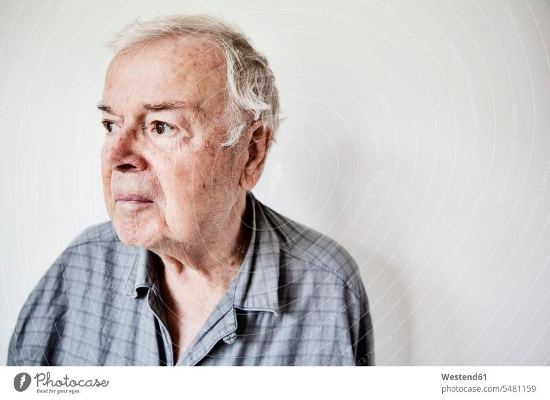 Porträt eines älteren Mannes in Pyjama Europäer Kaukasier Europäisch kaukasisch Seitenblick Blick zur Seite Lebensabend eine Person single 1 ein Mensch