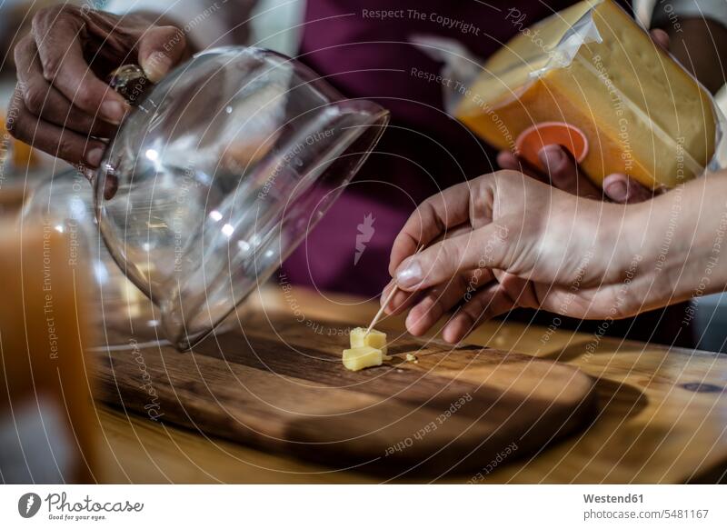 Verkostung von Käse im Hofladen, Nahaufnahme Kaese Hand Hände Essen Food Food and Drink Lebensmittel Essen und Trinken Nahrungsmittel Mensch Menschen Leute