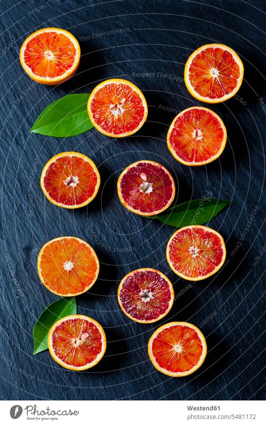 Geschnittene Blutorangen auf Schiefertafel Food and Drink Lebensmittel Essen und Trinken Nahrungsmittel Vitamine Orange Citrus sinensis Apfelsinen Orangen