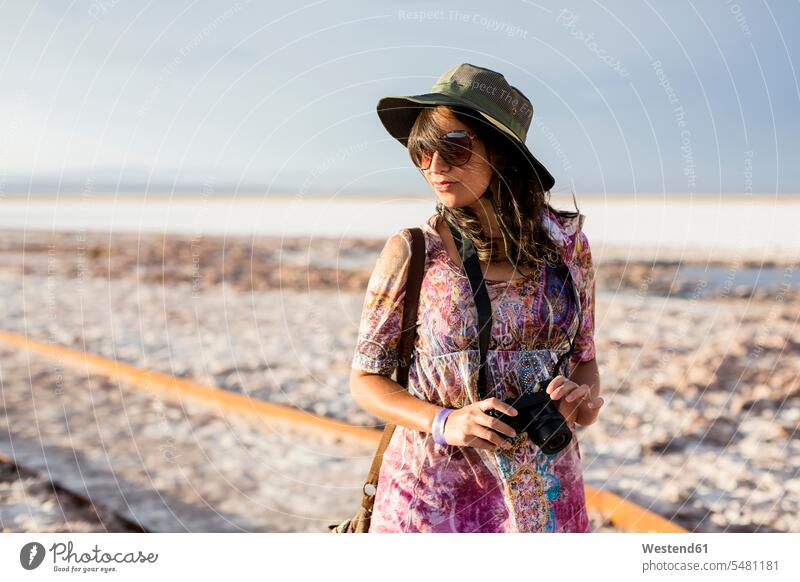 Chile, San Pedro de Atacama, Frau mit Kamera in der Wüste weiblich Frauen Wüsten Fotoapparat Fotokamera Erwachsener erwachsen Mensch Menschen Leute People