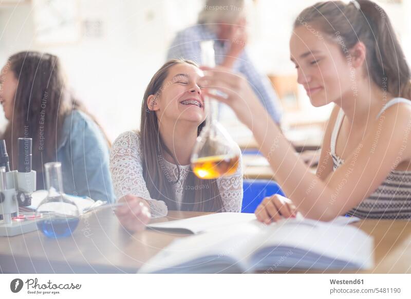 Glückliche Teenager-Mädchen in der Chemieklasse der High School beim Experimentieren Schülerin lernen Versuch Bildung Naturwissenschaft Wissenschaft Schule