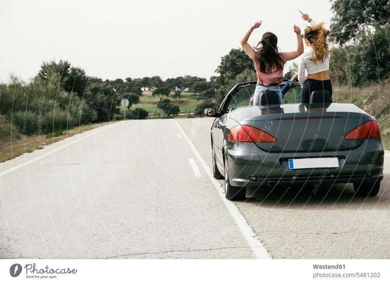 Frauen haben Spaß in einem Cabriolet auf einer Landstraße Spanien Übermut Übermütig Mutwillen Unsinn machen Unfug Reise Travel Auto Wagen PKWs Automobil Autos