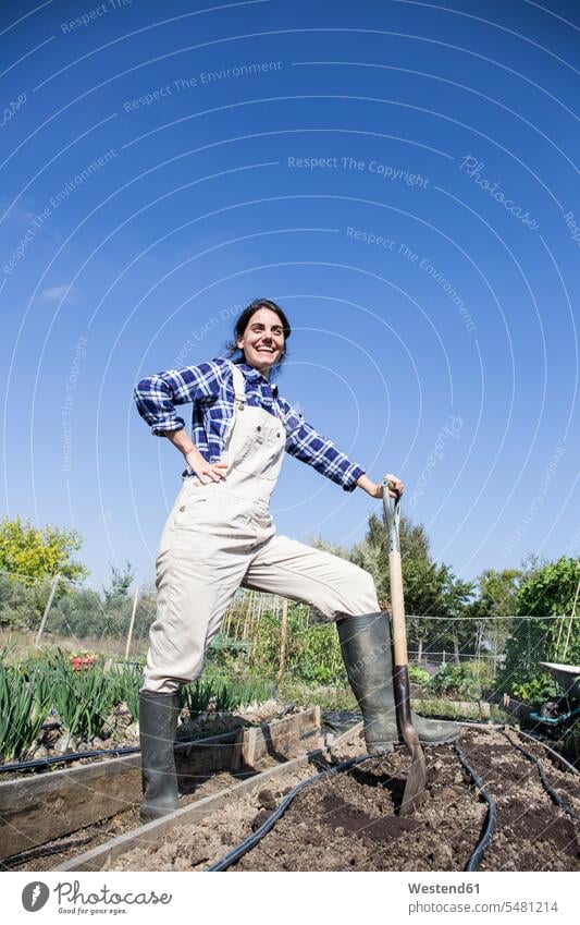 Frau arbeitet auf dem Bauernhof, bereitet Gemüsebeet vor arbeiten Arbeit Gärtnerin Schaufel Schaufeln Erde Pflanzenerde Bio Biologische Lebensmittel