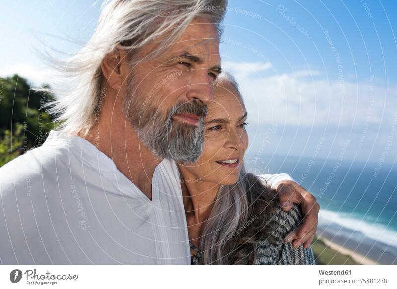 Porträt eines hübschen älteren Ehepaares am Meer romantisch schwärmerisch schwaermerisch gefuehlvoll gefühlvoll Romantik Paar Pärchen Paare Partnerschaft