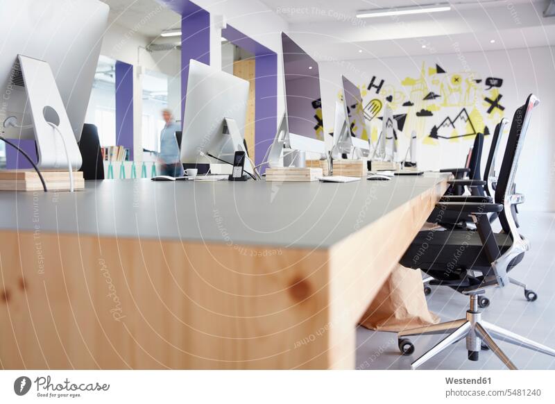 Interieur eines hellen modernen Büros Europäer Kaukasier Europäisch kaukasisch Büromöbel Kreativität Einrichtung Möbel Mobiliar Einrichtungsgegenstand