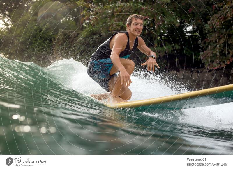 Indonesien, Java, Mann surft Meer Meere Welle Wellen Surfer Wellenreiter Surfen Surfing Wellenreiten Surfbrett Surfbretter surfboard surfboards Gewässer Wasser