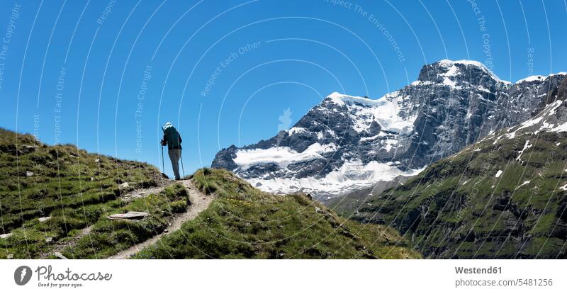Schweiz, Maountaineers beim Wandern in der Nähe der Chanrion-Hütte Wanderer Alpen wandern wandernd wandert Bergwandern Natur Trekking Trecking Bergsteigen