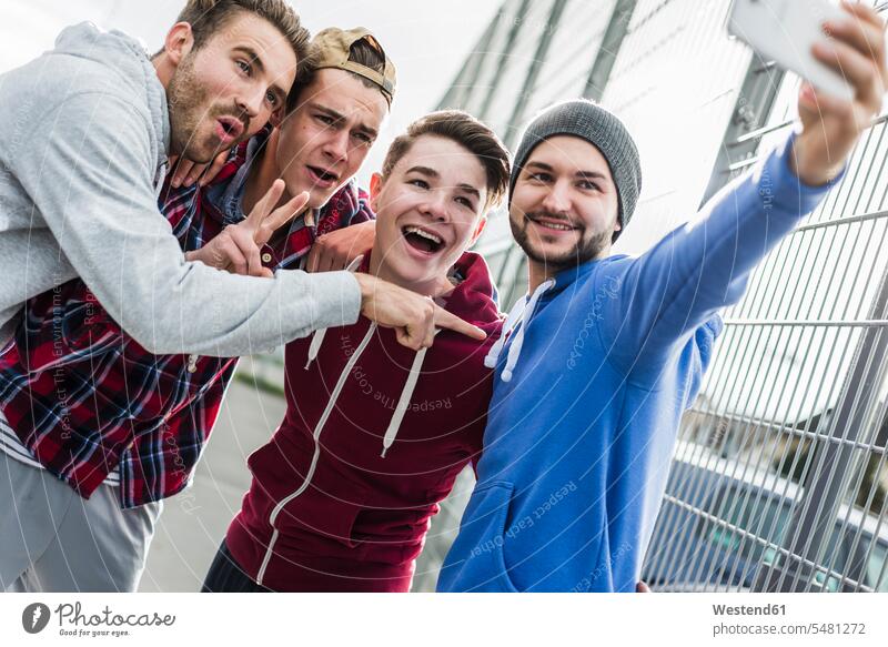 Junge Basketballspieler mit Smartphone, Selfie Motivation Ansporn motiviert Antrieb motivieren Anreiz lachen Außenaufnahme draußen im Freien iPhone Smartphones