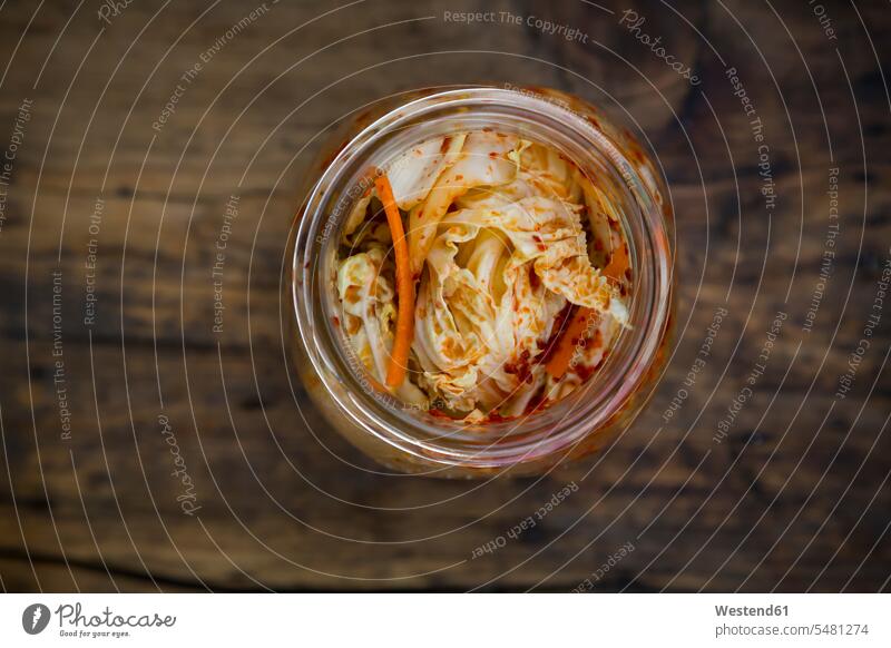 Glas Kimchi auf dunklem Holz Niemand vitaminreich Einweckglas Vorratsglas Einweckgläser Einmachgläser Einmachglaeser Einmachglas Einweckglaeser Frühlingszwiebel