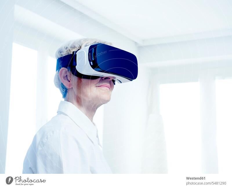 Ältere Frau mit Virtual-Reality-Brille Virtual Reality Brille Virtual Reality-Brille VR Brille Seniorin älter Seniorinnen alt Erfahrung Erfahrungen erfahren