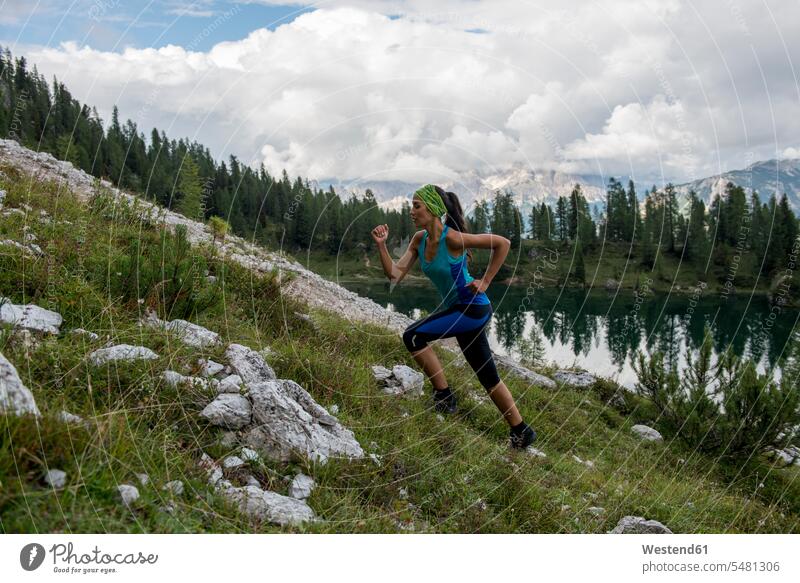 Italien, Dolomiten, Venetien, Trailrunner am Federa-See Frau weiblich Frauen Sportlerin Sportlerinnen laufen rennen Berg Berge Erwachsener erwachsen Mensch