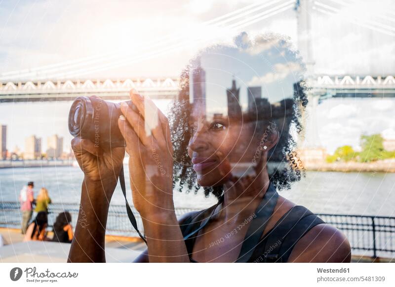 USA, New York City, Brooklyn, Frau schaut in die Kamera fotografieren weiblich Frauen Fotoapparat Fotokamera Erwachsener erwachsen Mensch Menschen Leute People
