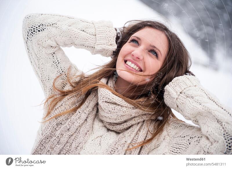 Junge Frau amüsiert sich im Schnee lächeln Spaß Spass Späße spassig Spässe spaßig weiblich Frauen glücklich Glück glücklich sein glücklichsein schneien