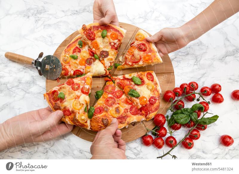 Vegetarische Pizza mit Mozzarella und Tomaten, Hände nehmen sich die Pizza Europäer Kaukasier Europäisch kaukasisch Käse Kaese selbstgemacht selbstgemachte