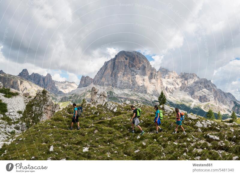 Italien, Freunde beim Trekking in den Dolomiten Bergwandern Trecking Bergsteiger Alpinisten bergsteigen aktiv Dolomiti Bergtour Bergsteigen Alpinismus Aktivität