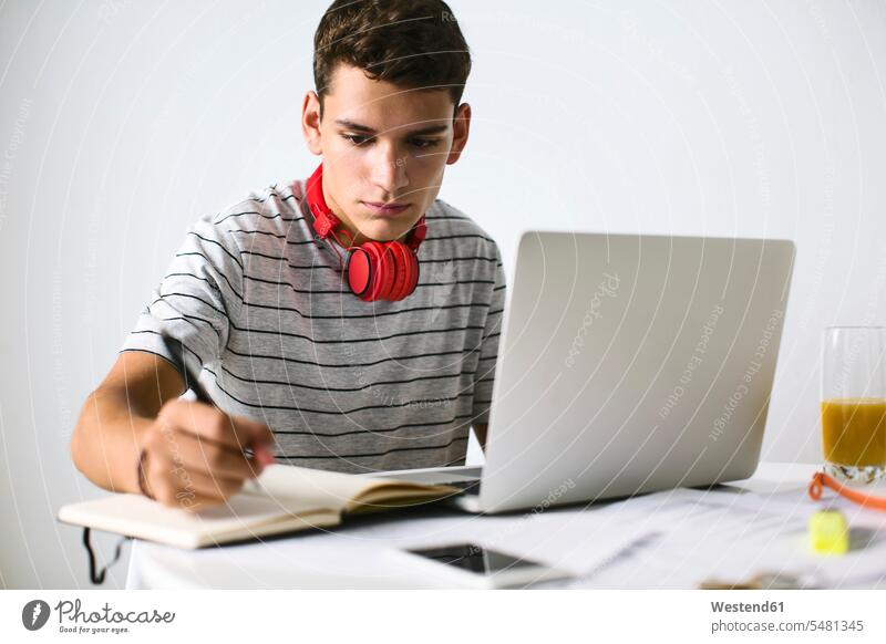 Teenager macht Hausaufgaben mit Laptop Jugendliche Heranwachsende Pubertierende lernen Mensch Menschen Leute People Personen arbeiten Arbeit schreiben